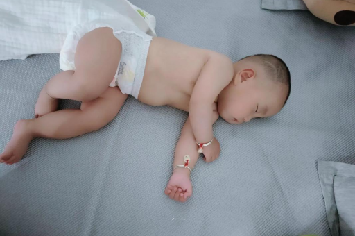 黄山三个月宝宝抬头不稳